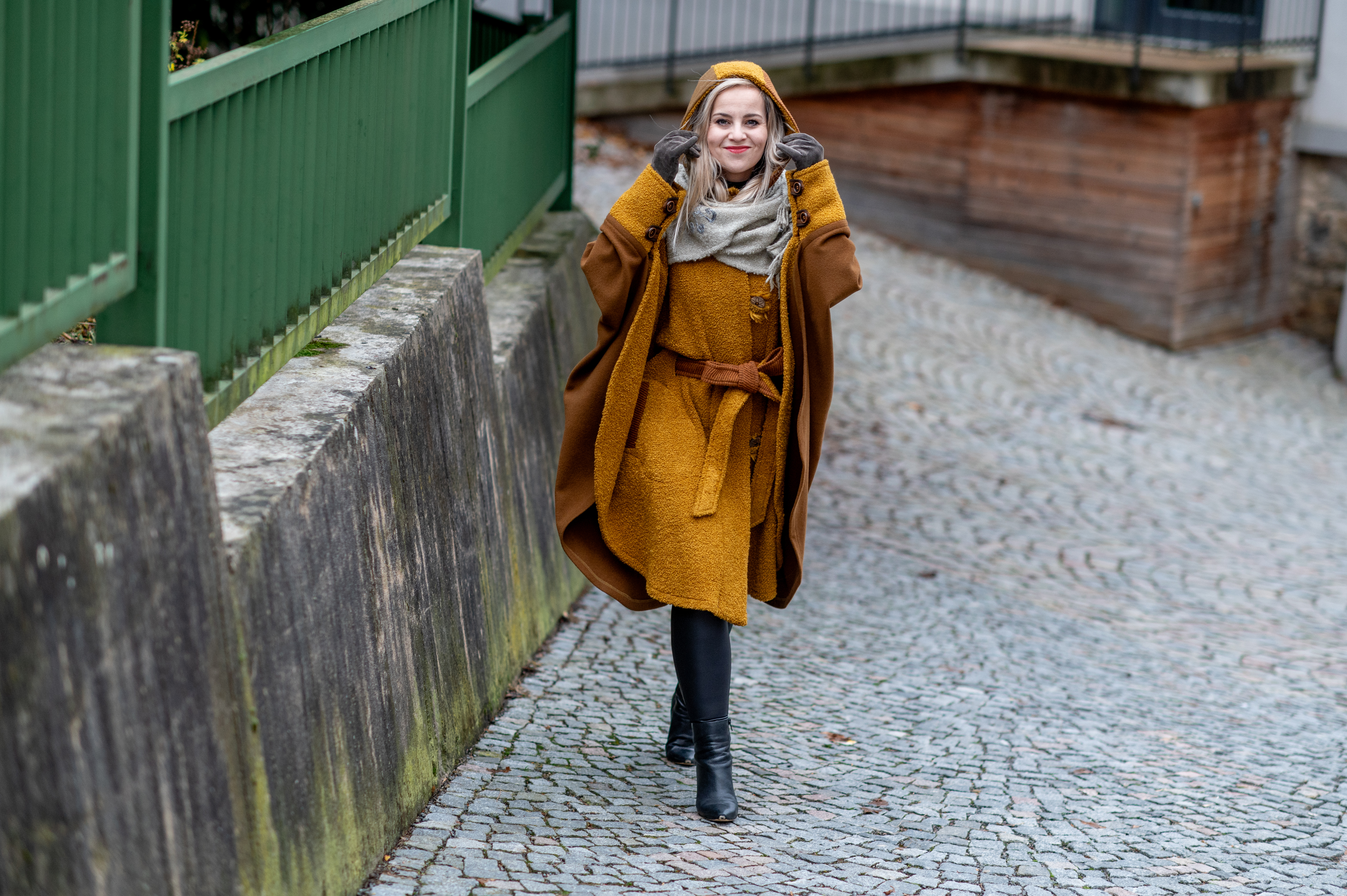 Vlněná pelerína - okrová